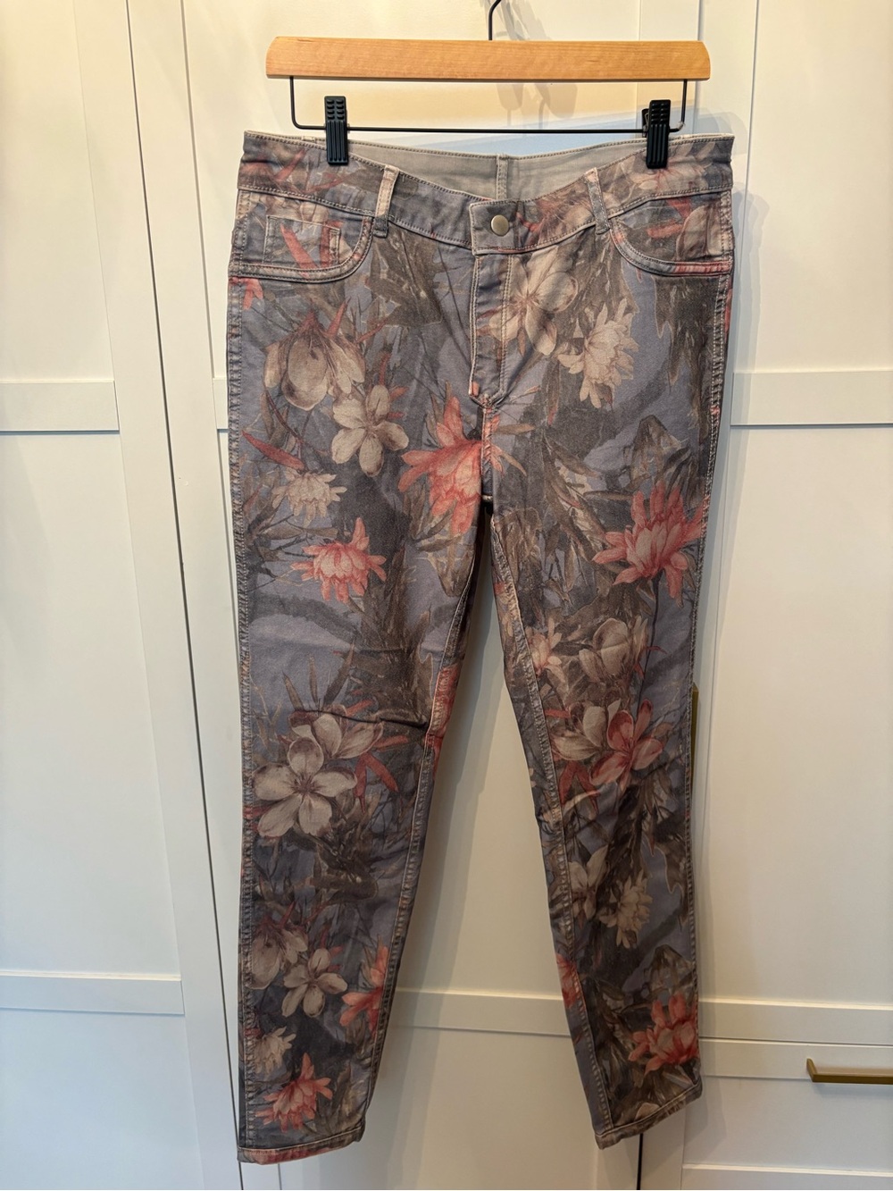 Frank Lyman Design Floral Skinny Jeans in Gray and Pink reversible in gray